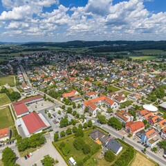 Obraz premium Die Marktgemeinde Postbauer-Heng in der westlichen Oberpfalz aus der Vogelperspektive