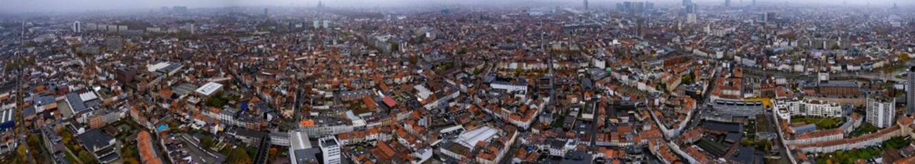 Obraz premium An panoramic aerial view of the downtown city Brussels in Belgium on a sunny morning in autumn.. 