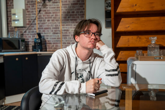 jeune homme en r&eacute;vision de ses cours difficiles
