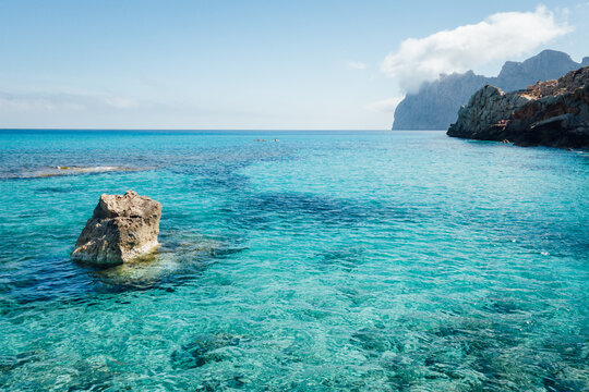 Paysage d'une baie de la mer m&eacute;diterran&eacute;e aux Bal&eacute;ares. Mer &agrave; Majorque. Vacances &agrave; la mer turquoise.