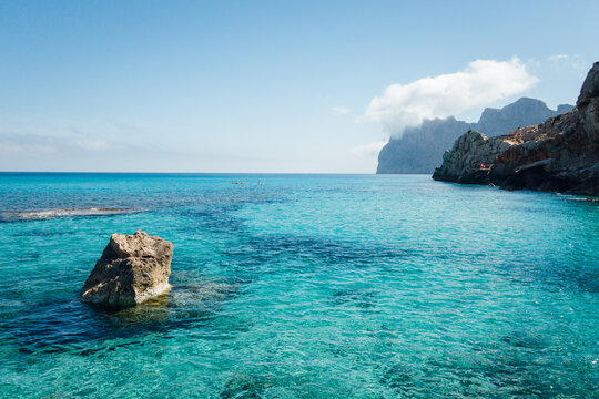 Paysage d'une baie de la mer m&eacute;diterran&eacute;e aux Bal&eacute;ares. Mer &agrave; Majorque. Vacances &agrave; la mer turquoise.