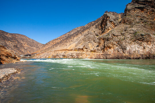The Peri Suyu stream in Tunceli flows through the Peri Suyu Valley, from which it takes its name, and empties into the Keban Dam.