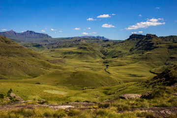 Obraz premium The summer Drakensberg Mountains landscape in South Africa, with Hodgin’s Peak in the background