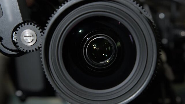 Controlling camera lens focus with remote follow focus close-up