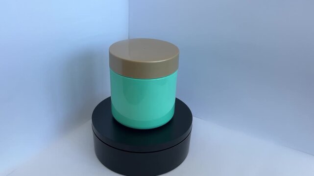 Tarro de crema solar turquesa con tapa dorada girando 360