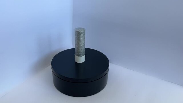 Barra de labios con tapa plateada brillante girando 360