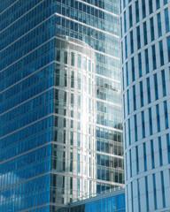 Szklane wieżowce miasta © Krystian