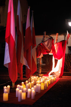 Znicze i polskie flagi na Święcie Niepodległości
