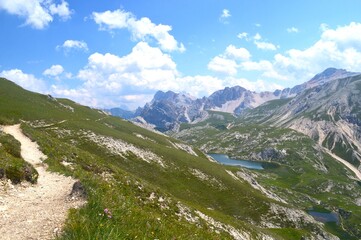 Obraz premium Lago Le De Fojedora lake with mountain background summer landscape
