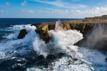 Fale wściekle rozbijające się o skalisty brzeg 2026 © Krzysiek Cegiełka