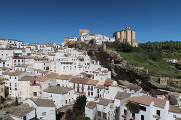 Obraz premium Panoramic View of Setenil de las Bodegas, Andalusia, Spain with Mirador del Carmen Overlooking the White Village