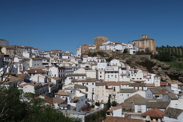 Obraz premium Panoramic View of Setenil de las Bodegas, Andalusia, Spain with Mirador del Carmen Overlooking the White Village