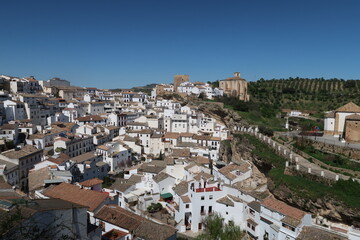 Obraz premium Panoramic View of Setenil de las Bodegas, Andalusia, Spain with Mirador del Carmen Overlooking the White Village