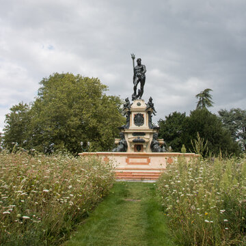 La fontaine de Neptune est une fontaine situ&eacute;e &agrave; Laeken dans le quartier du Mutsaard, &agrave; Bruxelles en Belgique. Il s'agit d'une copie de la fontaine de Neptune de Bologne