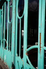 Vitrine de commerce art d&eacute;coratif peinte en vert