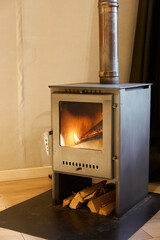Naklejka premium Calm and stylish ambiance created by burning wood and firelight
