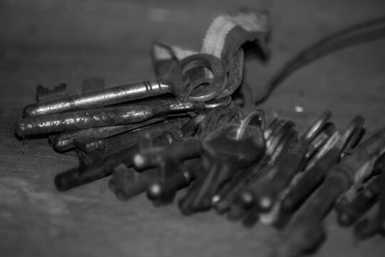 llaves antiguas en un mueble de carpintero, fotograf&iacute;a en blanco y negro 