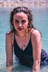 Young and beautiful woman swim in the swimming in the river. modelando en el rio. mujer hermosa tomando baño en un rio. vestido azul.