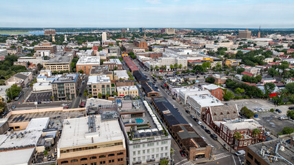Naklejka premium Aerial view of downtown Charleston, South Carolina skyline showing city market, streets, buildings, and urban areas in the lowcountry cityscape landscape