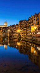 Obraz premium Picturesque Girona at Night - Reflections on the Onyar River.