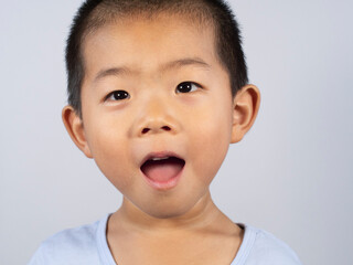 Naklejka premium Chinese children smile happily indoors.