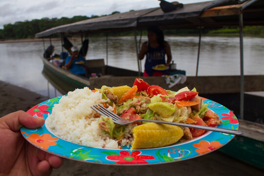 Almuerzo cotidiano en la selva ecuatoriana
en Nuevo Rocafuerte, Parque Nacional Yasun&iacute;, Ecuador, en la frontera con Per&uacute;.