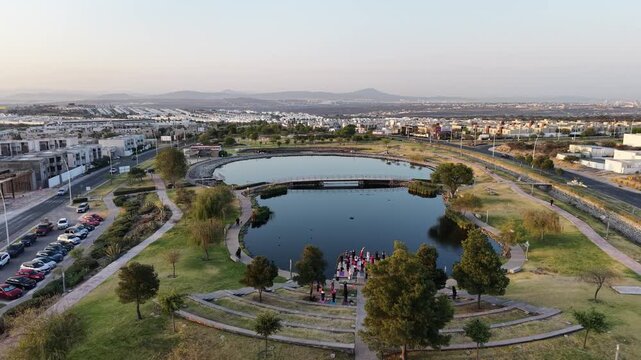 Vista a&eacute;rea de condominios horizontales, &aacute;reas comunes, lago, parques, juegos infantiles