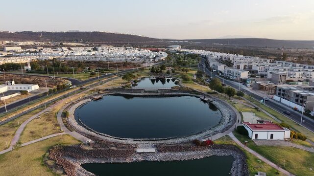 Vista a&eacute;rea de condominios horizontales, &aacute;reas comunes, lago, parques, juegos infantiles