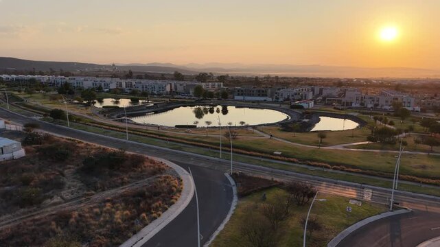 Vista a&eacute;rea de condominios horizontales, &aacute;reas comunes, lago, parques, juegos infantiles