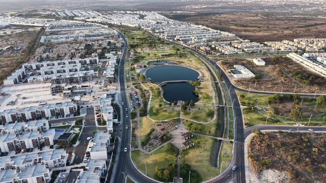 Vista a&eacute;rea de condominios horizontales, &aacute;reas comunes, lago, parques, juegos infantiles