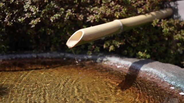 スローモーションで見る筧からしたたる雫