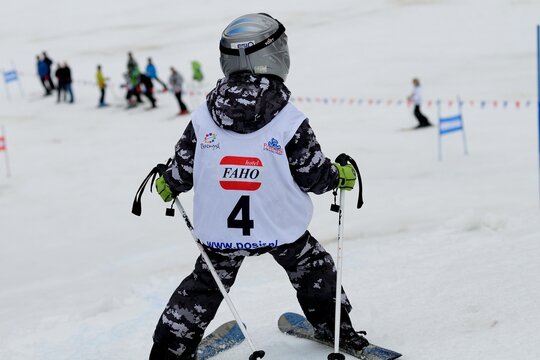 Narciarz na stoku narciarskim