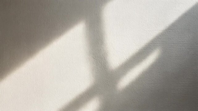光の入った白い壁