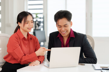 Obraz premium Asian Professionals Team Collaborating Ideas Laptop Screen Pointing Business Meeting Office Workplace Success Productivity Adult Business People Discussion