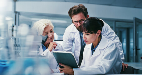 Science, tablet and talking with people in laboratory together for development or research. App, feedback and teamwork with scientist group at work on clinical trial, medical industry or study © peopleimages.com