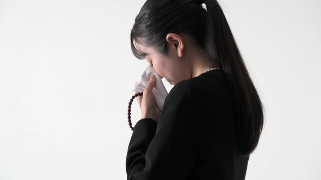 喪服を着た女性