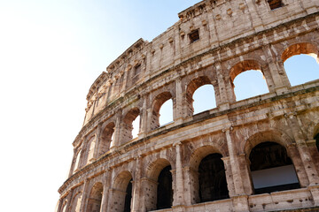 Obraz premium Explore the ancient architecture of the Colosseum in Rome during a sunny day