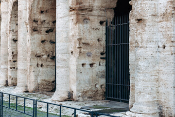 Naklejka premium Exploring the ancient stone pillars and gate at a historic site in Rome during midday