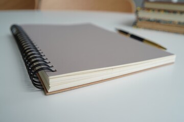 Naklejka premium Left-handed spiral notebook with left-side coil and blank pages on a clean desk