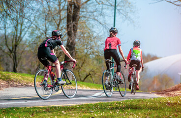 Naklejka premium Cyclists ride on the bike path in the city Park 