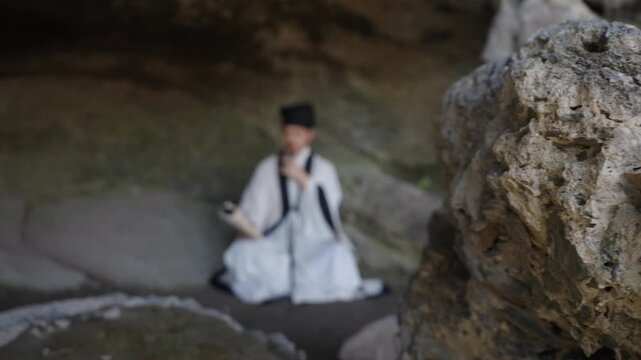 The ancient Chinese people who practiced in caves,
Chinese Ming Dynasty philosopher Wang Yangming pondered on the philosophy of life