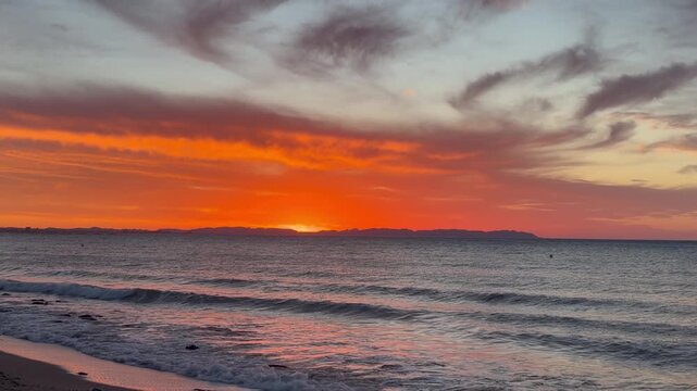 amanecer sobre el mar y las monta&ntilde;as .. sonido del mar relajante . asmr

