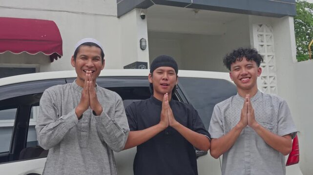 Smiling Indonesian men gesturing "Mohon Maaf Lahir Batin" outdoors preparing for Mudik 2026
