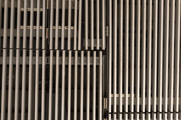 規則的に並ぶ金属ルーバーのテクスチャ・建築ディテール