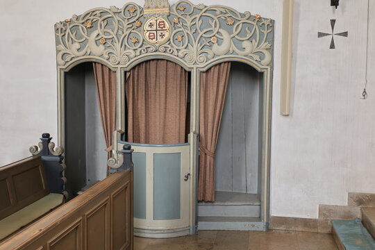 	
Beichtstuhl in der Pfarrkirche St. Margaretha imm Warsteiner Ortsteil Sichtigvor im Sauerland