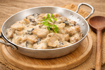 plat de porc sauce champignons crémeuse © ALF photo