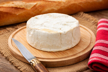 Camembert, fromage français sur une planche bois