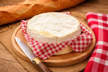 Camembert, fromage français sur une planche bois