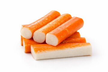 Bâtonnets de surimi sur un fond blanc