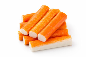 Bâtonnets de surimi sur un fond blanc